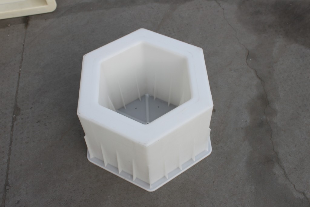 塑料公路護(hù)坡模具和公路護(hù)坡鋼模具的優(yōu)缺點分析